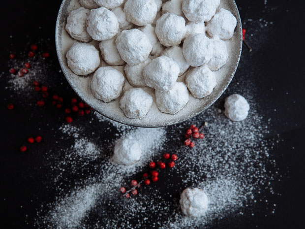 Buttery & nutty Greek Christmas cookies (kourampiedes)