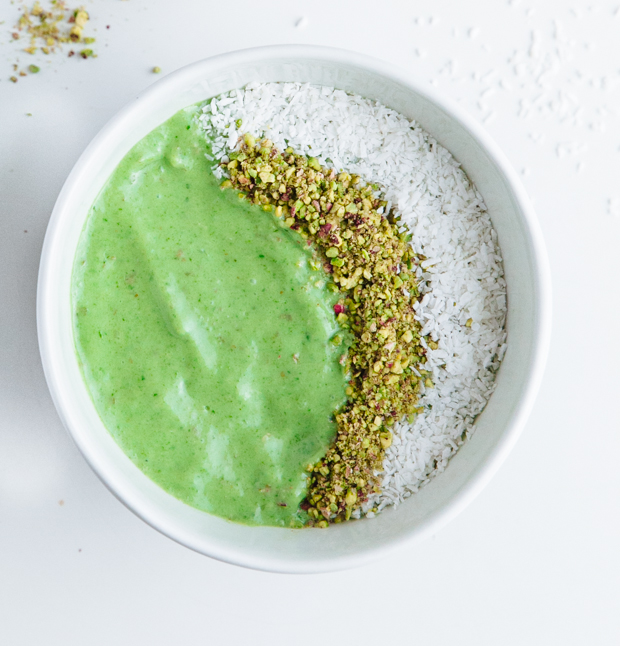 Spinach, avocado & maple smoothie bowl