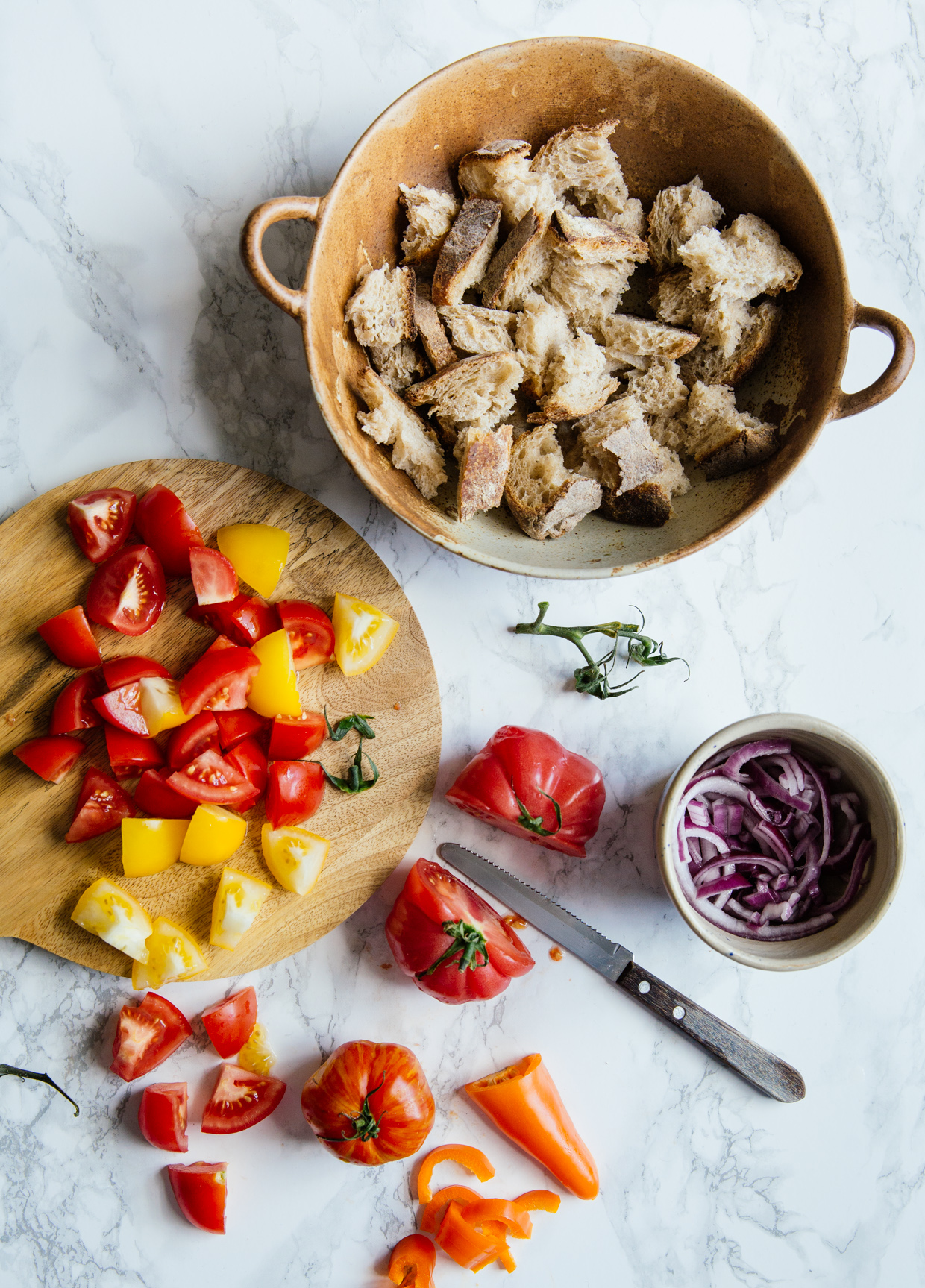 Spicy bread & tomato salad (panzanella)