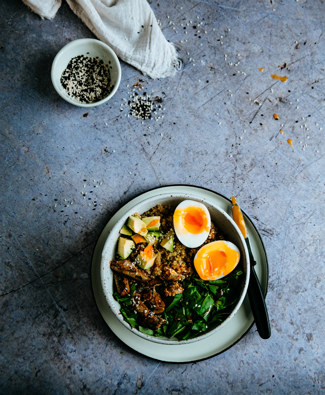 Sardine, avocado & spinach quinoa bowl